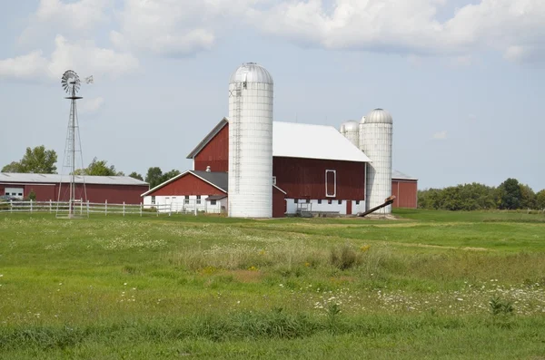 Stodoła i pastwiska w wiejskich michigan — Zdjęcie stockowe