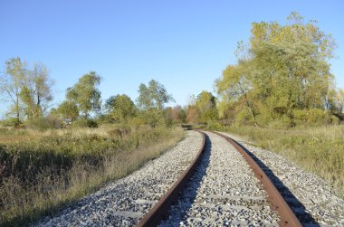 rostig och övergivna järnvägsspåren i michigan vildmarken