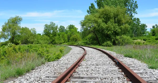 Ржавые и заброшенные железнодорожные пути — стоковое фото