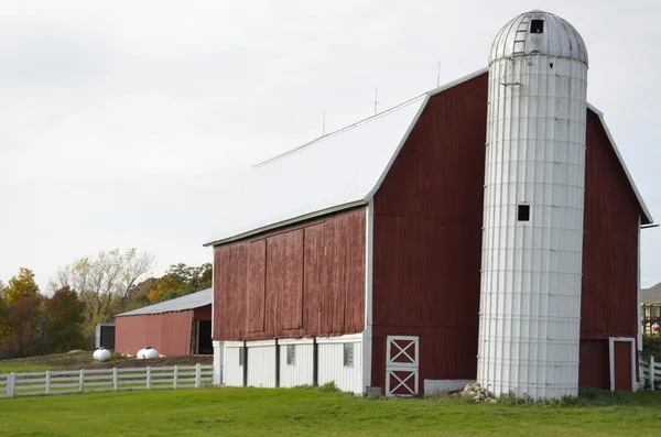 Celeiro Vermelho icônico na zona rural de Michigan, EUA — Fotografia de Stock