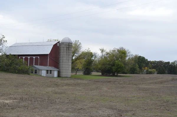 Kırmızı ahırda ikonik: kırsal michigan, ABD — Stok fotoğraf