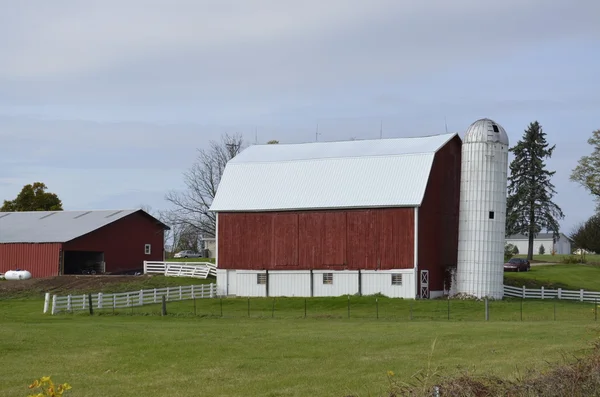 Icónico granero rojo en Michigan rural, EE.UU. —  Fotos de Stock
