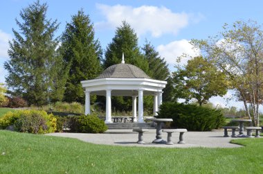 oldukça bakımlı bir parkta güzel bir çardak