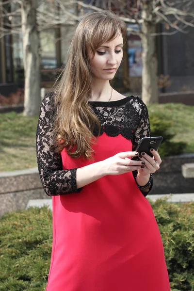Chica con teléfono móvil — Foto de Stock