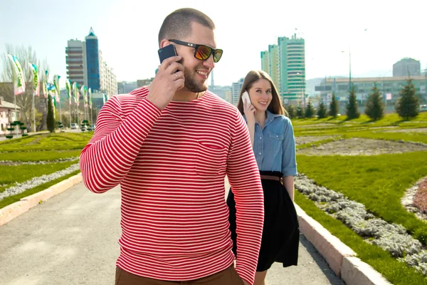 Homem e mulher felizes usando smartphone — Fotografia de Stock