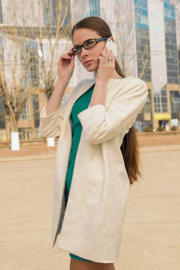 arka plan şehirde akıllı telefon kullanan güzel kız