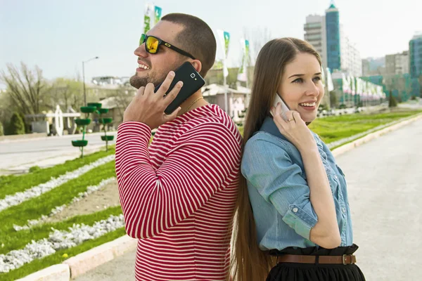 幸福的男人和女人使用智能手机 — 图库照片
