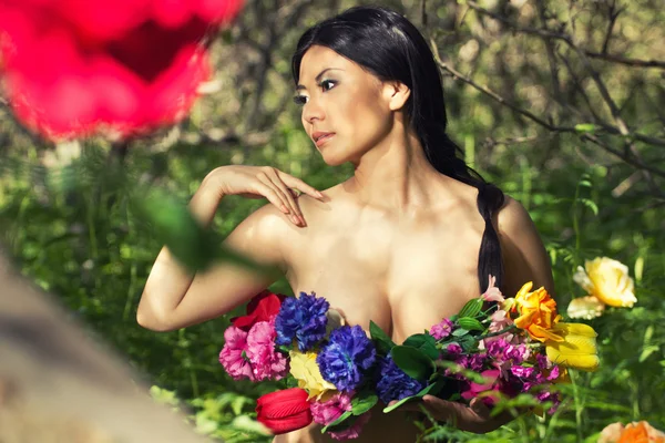 Bastante asiático chica con flor cubrir cuerpo — Foto de Stock