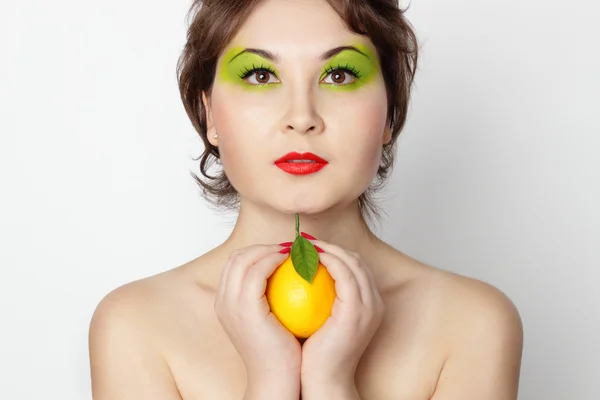 Asiatisk tjej med citron i handen — Stockfoto