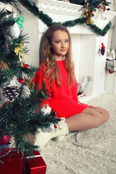 Jeune fille en robe rouge près de l'arbre de Noël — Photo