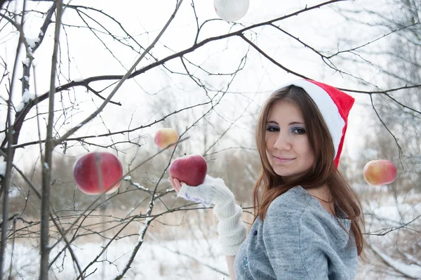 Flicka i skogen med ett äpple. — Stockfoto