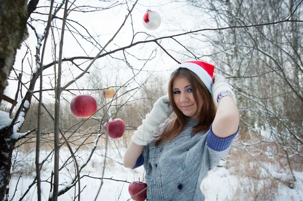 Flicka i skogen med ett äpple. — Stockfoto