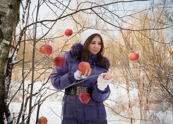 Meisje in het bos met een appel. — Stockfoto