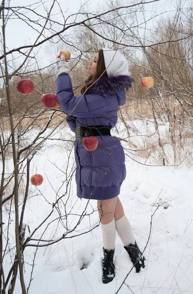 Flicka i skogen med ett äpple. — Stockfoto