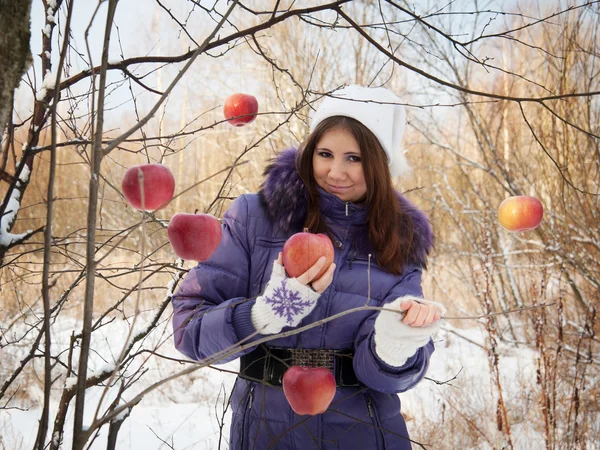 Flicka i skogen med ett äpple. — Stockfoto
