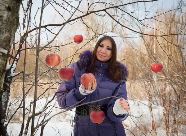 Mädchen im Wald mit einem Apfel. — Stockfoto