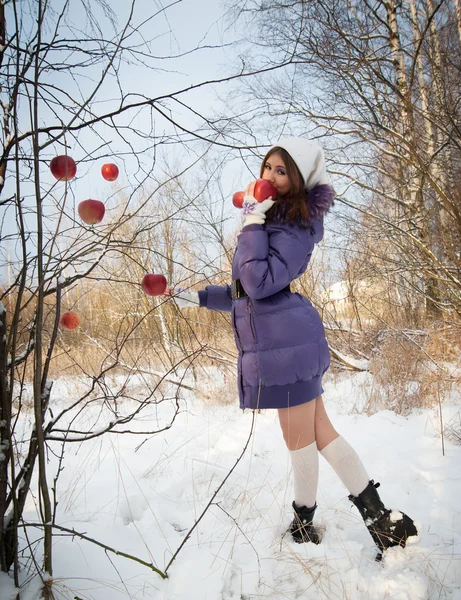 Flicka i skogen med ett äpple. — Stockfoto