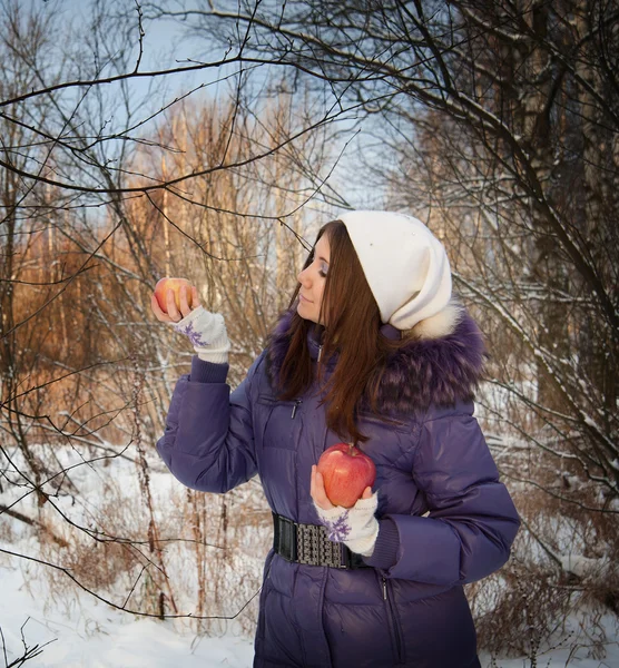 Flicka i skogen med ett äpple. — Stockfoto