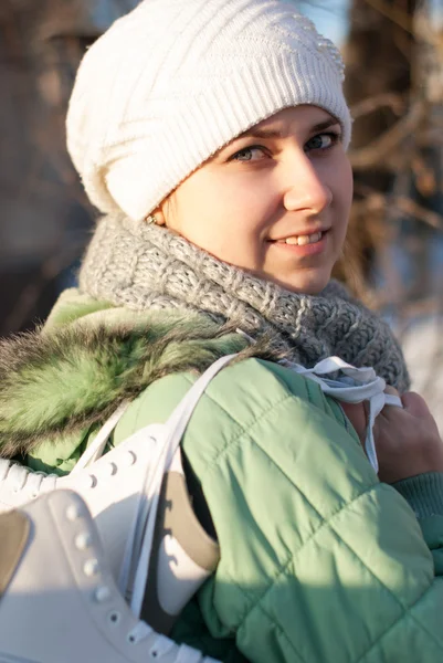 Mädchen mit Schlittschuhen — Stockfoto