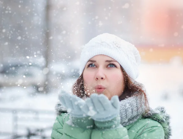 Portrait de belle femme en hiver . — Photo