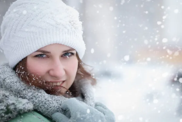 Porträt einer schönen Frau im Winter. — Stockfoto
