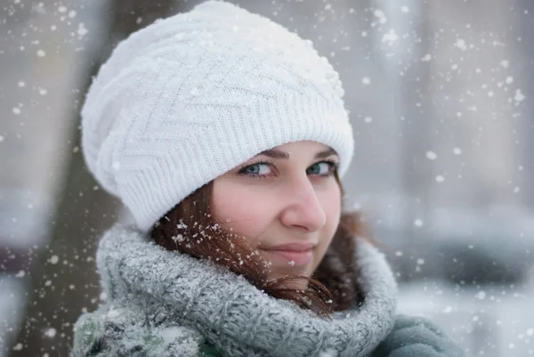 Retrato de mujer hermosa en invierno . — Foto de Stock