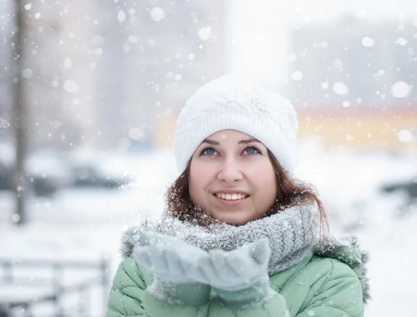Portrait of beautiful woman in winter. — Stock Photo, Image