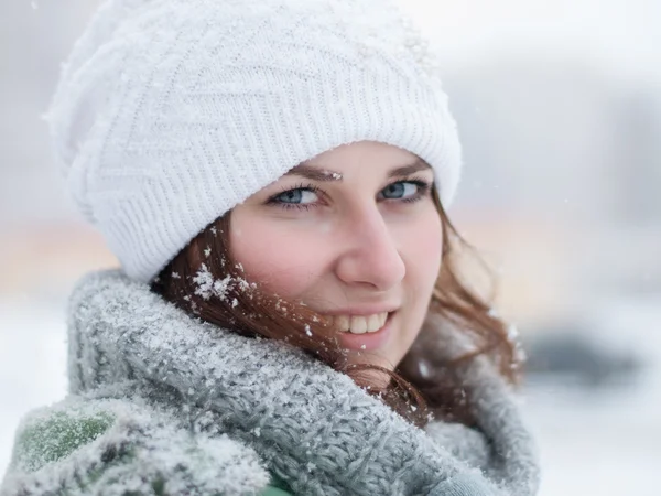 Portrait de belle femme en hiver . — Photo