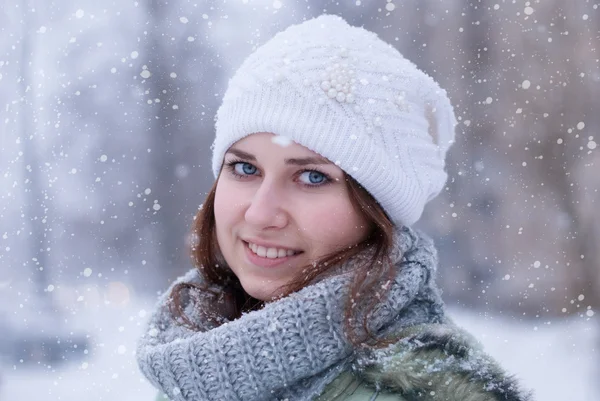 Porträt einer schönen Frau im Winter. — Stockfoto