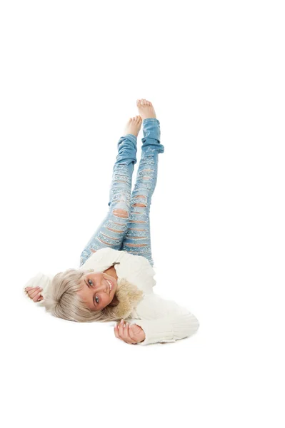 Teenager leží na podlaze s nohama aktivována — Stock fotografie