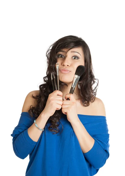 Schöne Brünette hält einen Make-up-Pinsel — Stockfoto