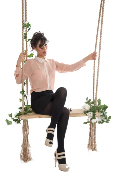 Uma mulher está sentada num baloiço — Fotografia de Stock