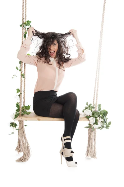 Una donna è seduta su un'altalena — Foto Stock