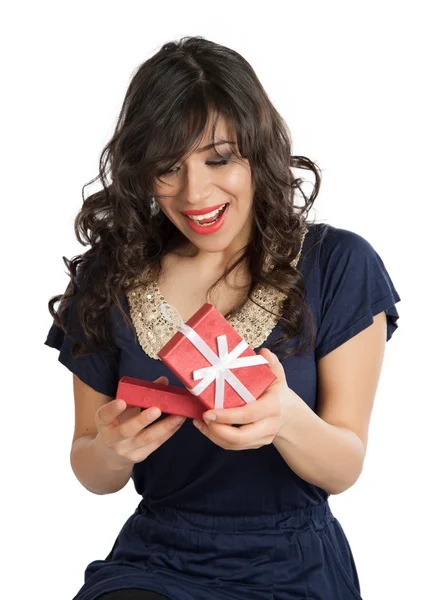 Mujer abre un regalo — Foto de Stock