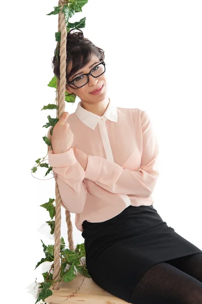 Schöne Frau auf einer Schaukel — Stockfoto