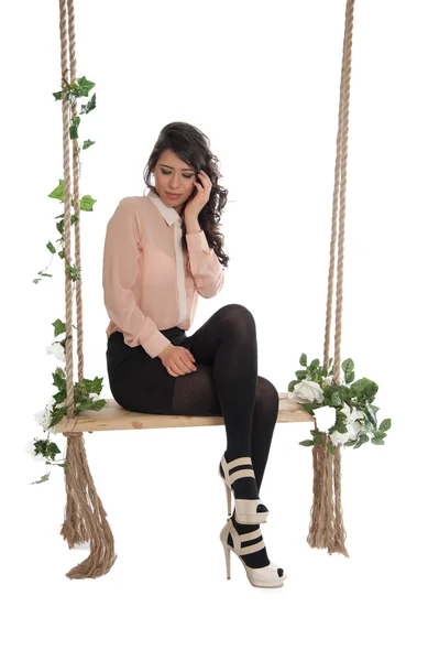 Hermosa mujer en un columpio — Foto de Stock