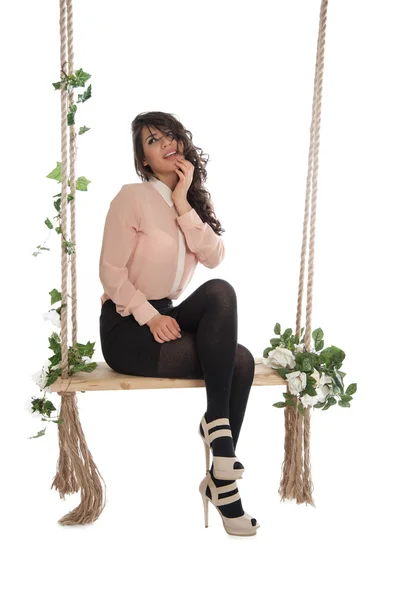 Hermosa mujer en un columpio — Foto de Stock