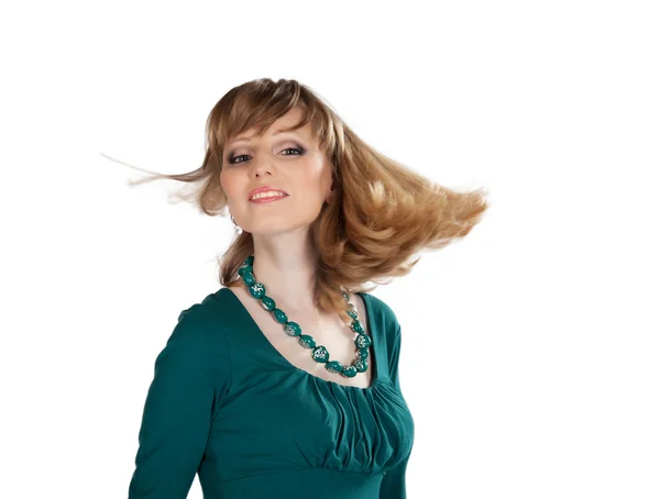 Schönheitsporträt einer Blondine im grünen Kleid — Stockfoto