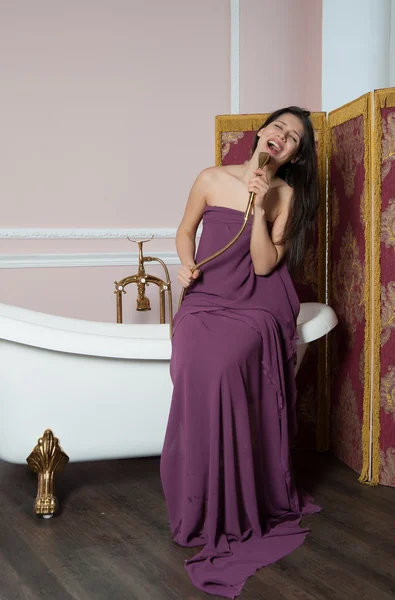 Śpiewa kobieta pod prysznicem — Zdjęcie stockowe