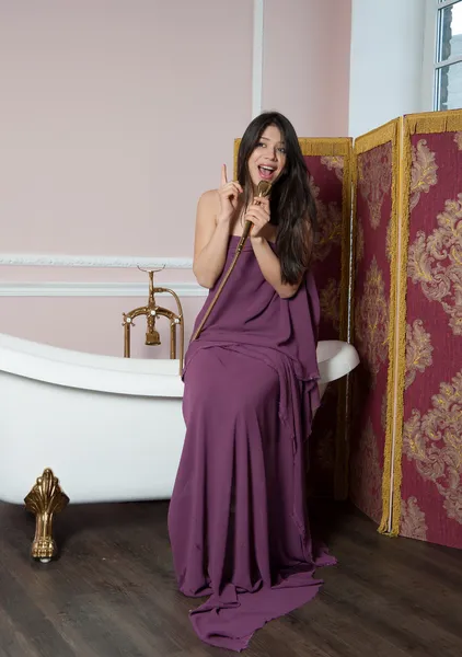 Kvinna sjunger i duschen — Stockfoto