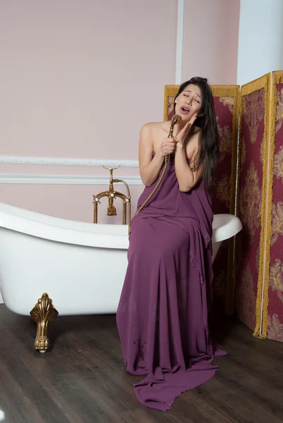 Frau singt in der Dusche — Stockfoto