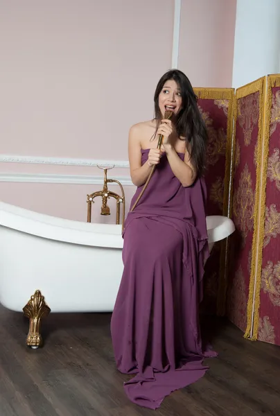 Śpiewa kobieta pod prysznicem — Zdjęcie stockowe