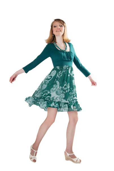 Krásná žena v zelených šatech a korálky — Stock fotografie