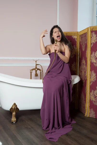 女性がシャワーで歌う — ストック写真