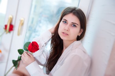 kadın bir gül pencere eşiğinde