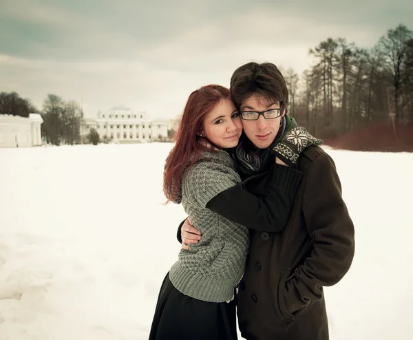 Garçon et fille en hiver — Photo