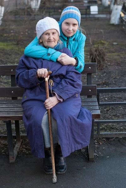 Nieta abrazando a su abuela — Foto de Stock