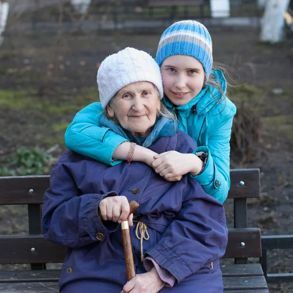 Nieta abrazando a su abuela — Foto de Stock