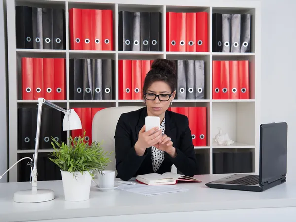 Donna d'affari in un ufficio — Foto Stock