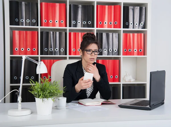 Donna d'affari in un ufficio — Foto Stock